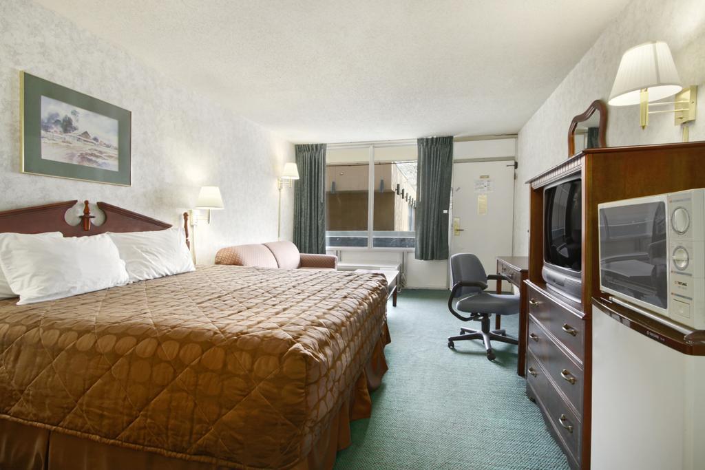 Отель Ramada By Wyndham Роанок Экстерьер фото
