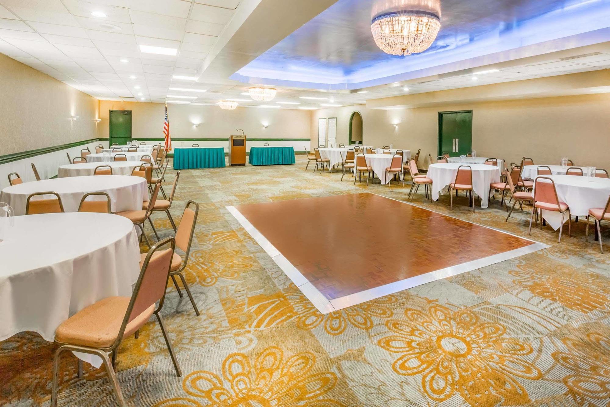 Отель Ramada By Wyndham Роанок Экстерьер фото