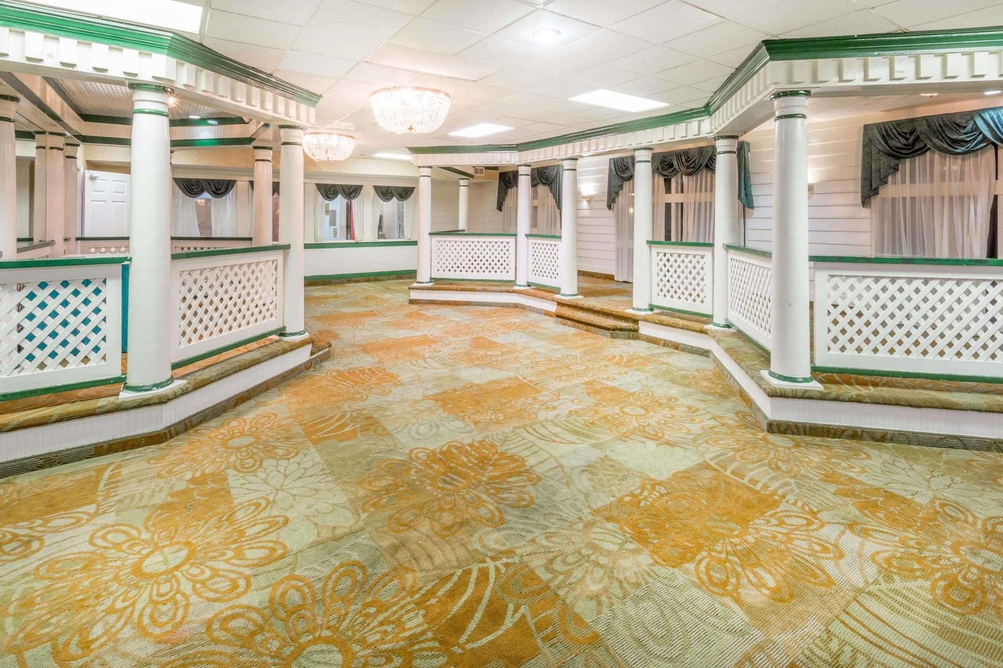 Отель Ramada By Wyndham Роанок Экстерьер фото